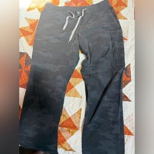 Vuori Men's Black Camo Drawstring Jogger Pants “the rise the shine”